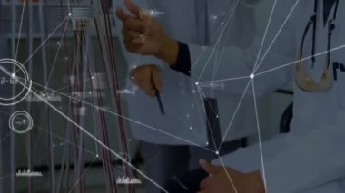 Çeşitli doktorlar üzerindeki bağlantı ağının animasyonu. Küresel tıp, işletme, bağlantılar, hesaplama ve veri işleme kavramı dijital olarak oluşturulmuş video.