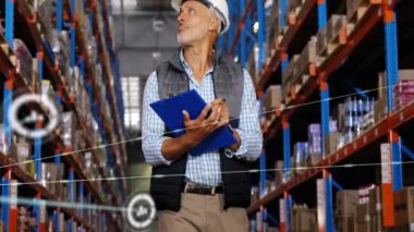 Depoda çalışan beyaz erkek işçilerin ikonlarla olan bağlantılarının animasyonu. Küresel iş ve dijital arayüz kavramı dijital olarak oluşturulmuş video.