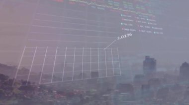 Şehir manzarası üzerinde finansal veri işleme animasyonu. Küresel finans, iş, bağlantılar, hesaplama ve veri işleme kavramı dijital olarak oluşturulmuş video.