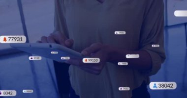 Tablet kullanan Kafkas iş kadını üzerinde simge ve veri işleme animasyonları. Küresel sosyal medya, iş dünyası, bağlantılar, hesaplama ve veri işleme kavramı dijital olarak oluşturuldu.