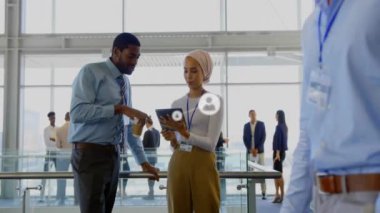 Farklı meslekdaşların iş tartışmalarında simgelerle bağlantı ağının animasyonu. İş, takım çalışması ve dijital arayüz konsepti dijital olarak oluşturulmuş video.