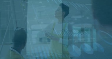 Ofisteki çeşitli iş adamları üzerinde finansal veri işleme animasyonu. Küresel finans, iş, bağlantılar, hesaplama ve veri işleme kavramı dijital olarak oluşturulmuş video.