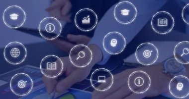 Çeşitli iş adamlarının iş konuşmaları üzerine iş simgelerinin animasyonu. İş, teknoloji, tartışma ve dijital arayüz kavramı, dijital olarak oluşturulmuş video.