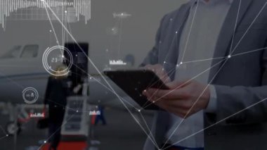 Kafkas işadamı üzerinden uçakla tablet kullanarak bağlantı ağının animasyonu. Küresel seyahat, finans, iş, bağlantılar, hesaplama ve veri işleme kavramı dijital olarak oluşturuldu.