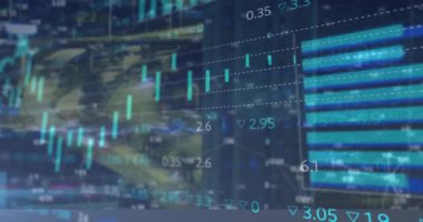 Gece manzarası üzerindeki veri işleme ve diyagramlarının animasyonu. Küresel teknoloji ve dijital arayüz konsepti dijital olarak oluşturulmuş video.