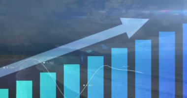 Yukarı doğru ok ve mavi grafiklerin gökyüzü ve manzara üzerinde veri işlemesinin animasyonu. Veri, dijital arayüz, iş dünyası, büyüme, bağlantı, işleme ve küresel iletişim, dijital olarak oluşturulmuş video.