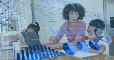 Çeşitli kadın ve oğulların ev ödevi olarak dizüstü bilgisayar kullanarak finansal veri işleme animasyonu. Küresel finans, iş, bağlantılar, hesaplama ve veri işleme kavramı dijital olarak oluşturulmuş video.