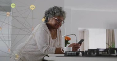 Akıllı telefon kullanan yaşlı Afro-Amerikan kadınlarının ikonlarla olan bağlantılarının animasyonu. Sosyal medya, emeklilik ve dijital arayüz kavramı dijital olarak oluşturulmuş video.