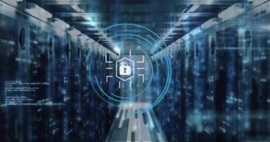 Bilgisayar sunucuları üzerinde asma kilit simgesi ve dijital veri işleme animasyonu. Küresel siber güvenlik, bağlantılar, hesaplama ve veri işleme kavramı dijital olarak oluşturuldu.