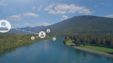 Dağ manzarası üzerindeki simgelerle bağlantı ağının animasyonu. Dijital olarak oluşturulmuş küresel bağlantılar, doğa ve dijital arayüz kavramı.