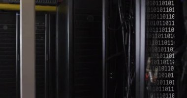 Sunucu odasında veri işleme animasyonu. küresel teknoloji, bilgisayar ve dijital arayüz kavramı dijital olarak oluşturulmuş video.