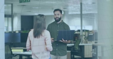 Ofisteki çeşitli iş adamları üzerinde finansal veri işleme animasyonu. Küresel finans, iş, bağlantılar, hesaplama ve veri işleme kavramı dijital olarak oluşturulmuş video.