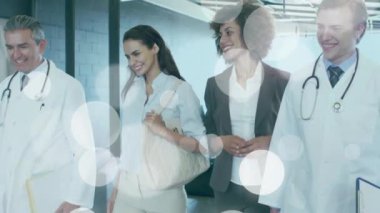 Çeşitli doktorlar üzerinde veri işleme animasyonu. Küresel tıp, bağlantılar, hesaplama ve veri işleme kavramı dijital olarak oluşturulmuş video.