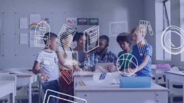 Okul eşyalarının animasyonu, tablet kullanan öğrencilerle birlikte çeşitli erkek öğretmenlerin mutlu olması üzerine. Küresel eğitim, okul ve dijital arayüz kavramı, dijital olarak oluşturulmuş video.