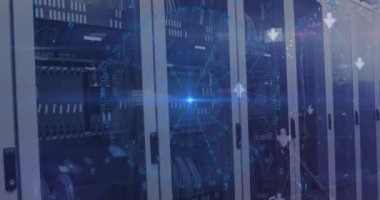 Sunucu odasındaki veri işleme ve şekillerin animasyonu. küresel teknoloji ve dijital arayüz kavramı dijital olarak oluşturulmuş video.