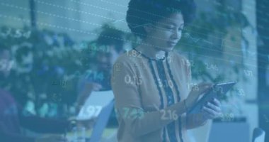 Ofisteki çeşitli iş adamları üzerinde finansal veri işleme animasyonu. Küresel finans, iş, bağlantılar, hesaplama ve veri işleme kavramı dijital olarak oluşturulmuş video.