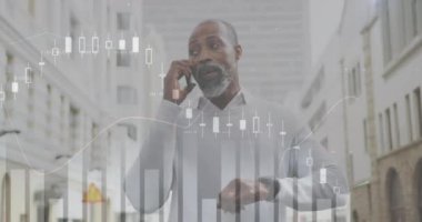 Afro-Amerikan bir adamın akıllı telefondan konuşmasının şema ve veri işleme animasyonları. İş, teknoloji ve dijital arayüz kavramı dijital olarak oluşturuldu.