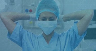 Yüz maskesi takan beyaz kadın doktorun veri işleme ve diyagramlarının animasyonu. Küresel tıp, teknoloji ve dijital arayüz kavramı dijital olarak oluşturulmuş video.