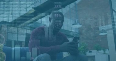 Akıllı telefon kullanan Afro-Amerikan iş adamı üzerinden finansal veri işleme animasyonu. Küresel finans, iş, bağlantılar, hesaplama ve veri işleme kavramı dijital olarak oluşturulmuş video.