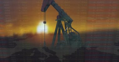 Petrol kulesi ve günbatımında finansal veri işleme animasyonu. Küresel finans, iş, bağlantılar, hesaplama ve veri işleme kavramı dijital olarak oluşturulmuş video.