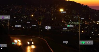 Sokakta arabaların üzerinde numaralar olan sosyal medya simgelerinin canlandırılması. Dijital olarak oluşturulmuş küresel sosyal medya, iletişim ve dijital arayüz kavramı.