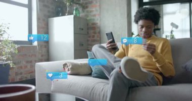 Afro-Amerikan iş adamının ofisinde veri işleme animasyonu. Küresel finans, iş, bağlantılar, hesaplama ve veri işleme kavramı dijital olarak oluşturulmuş video.