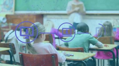 Çeşitli okul çocukları ve bayan öğretmenler üzerinde simge ağının animasyonu. Küresel eğitim, işletme, bağlantılar, hesaplama ve veri işleme kavramı dijital olarak oluşturulmuş video.