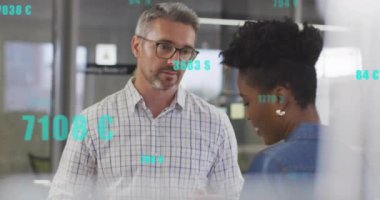 Muhtelif meslektaşların ofiste iş görüşmesi üzerine veri işleme animasyonu. Küresel iş ve dijital arayüz kavramı dijital olarak oluşturulmuş video.