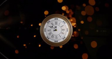 Siyah arka planda havai fişeklerle gece yarısını gösteren retro saat animasyonu. Yeni yıl arifesi, yeni yıl, şenlik, kutlama ve geleneksel konsept dijital olarak oluşturulmuş video.