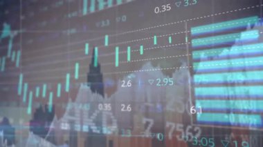 Şehir manzarası üzerinde finansal veri işleme animasyonu. Küresel alışveriş, finans, bağlantılar, hesaplama ve veri işleme kavramı dijital olarak oluşturulmuş video.