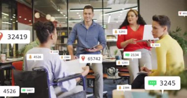 Çalışmayı tartışan engelli ve çeşitli meslektaşlar üzerinde medya simgelerinin canlandırılması. Küresel iş, takım çalışması ve dijital arayüz kavramı dijital olarak oluşturulmuş video.