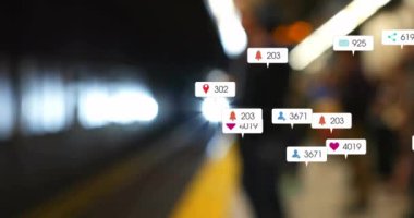 Tren istasyonunun üzerinde numaraları olan sosyal medya simgelerinin animasyonu. Dijital olarak oluşturulmuş küresel sosyal medya, iletişim ve dijital arayüz kavramı.