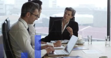 Ofisteki çeşitli iş adamları üzerinde veri işleme animasyonu. Küresel finans, iş, bağlantılar, hesaplama ve veri işleme kavramı dijital olarak oluşturulmuş video.