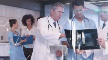 Çeşitli doktorlar üzerinde veri işleme animasyonu. Küresel tıp, bağlantılar, hesaplama ve veri işleme kavramı dijital olarak oluşturulmuş video.