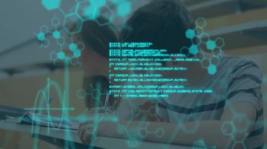 Çeşitli öğrenciler üzerinde kimyasal formül ve veri işleme animasyonu. Küresel eğitim, bilim, bilgisayar ve dijital arayüz kavramı dijital olarak oluşturulmuş video.