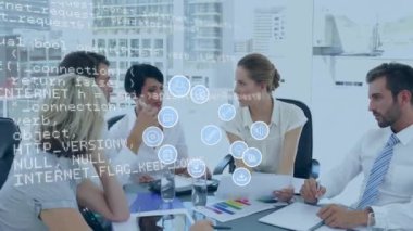 Toplantıda iş tartışması yapan çeşitli meslektaşlar üzerinde medya simgeleri ve veri işleme animasyonları. Küresel iş, takım çalışması ve dijital arayüz kavramı dijital olarak oluşturulmuş video.
