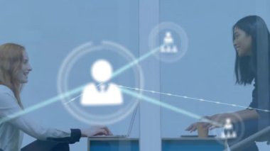 Ofisteki çeşitli iş adamlarının simgeleriyle bağlantı ağının animasyonu. Küresel finans, iş, bağlantılar, hesaplama ve veri işleme kavramı dijital olarak oluşturulmuş video.