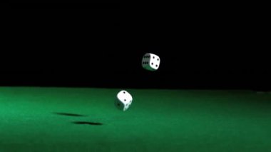 Siyah arka plana düşen zarların animasyonu. Kumar ve dijital arayüz kavramı dijital olarak oluşturulmuş video.