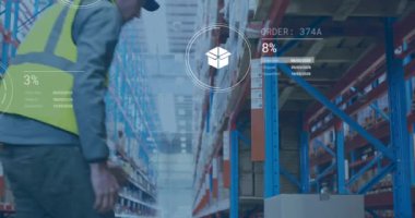 Depoda çalışan beyaz erkek işçilere ilişkin veri işleme ve medya simgelerinin animasyonu. Küresel iş ve dijital arayüz kavramı dijital olarak oluşturulmuş video.