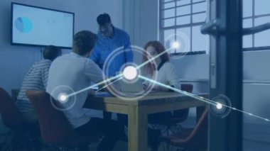 Farklı meslekdaşların iş tartışmalarında simgelerle bağlantı ağının animasyonu. Küresel iş, teknoloji ve dijital arayüz kavramı dijital olarak oluşturulmuş video.