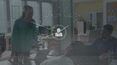 Ofisteki çeşitli iş adamlarıyla olan bağlantıların animasyonu. Küresel finans, iş, bağlantılar, hesaplama ve veri işleme kavramı dijital olarak oluşturulmuş video.