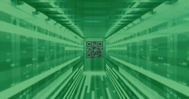 QR kodunun sunucu odasında hareket eden sütunlarla canlandırılması. Küresel teknoloji, bilgisayar ve dijital arayüz kavramı dijital olarak oluşturulmuş video.