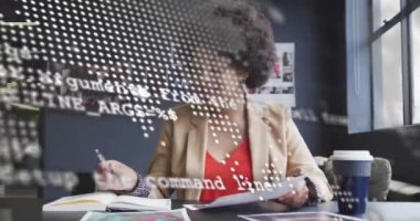 Veri işleme animasyonu, çift ırklı iş kadını üzerine dünya haritası ofiste video görüşmesi. Küresel iş ve dijital arayüz kavramı dijital olarak oluşturulmuş video.