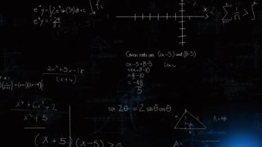 Matematiksel formüllerin animasyonu ve denklemler üzerinde siyah arkaplan üzerinde mavi ışıklar. Veri, dijital arayüz, bağlantı, araştırma, eğitim ve iletişim, dijital olarak oluşturulmuş video.