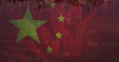 Finansal veri işlemenin animasyonu ve manzara üzerinde Çin bayrağı. Küresel finans, iş, bağlantılar, hesaplama ve veri işleme kavramı dijital olarak oluşturulmuş video.