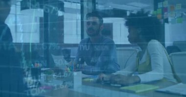 Ofisteki çeşitli iş adamları üzerinde finansal veri işleme animasyonu. Küresel finans, iş, bağlantılar, hesaplama ve veri işleme kavramı dijital olarak oluşturulmuş video.