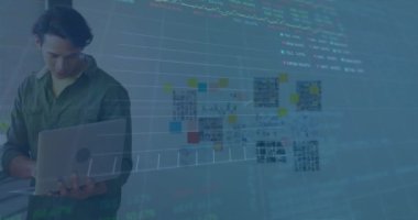 Ofisteki dizüstü bilgisayarla çeşitli meslektaşlar üzerinde finansal veri işleme animasyonu. Küresel iş, finans ve dijital arayüz kavramı dijital olarak oluşturulmuş video.