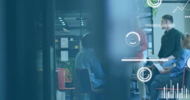 Çeşitli meslektaşların iş tartışmaları üzerine veri işleme ve diyagramların animasyonu. İş, takım çalışması ve dijital arayüz konsepti dijital olarak oluşturulmuş video.