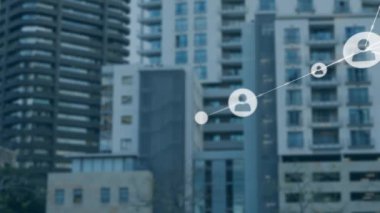 Şehir manzarası üzerindeki simgelerle bağlantı ağının animasyonu. Küresel iş, teknoloji ve dijital arayüz kavramı dijital olarak oluşturulmuş video.