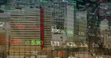 Şehir manzarası üzerinde finansal veri işleme animasyonu. Küresel iş, bağlantılar, hesaplama ve veri işleme kavramı dijital olarak oluşturulmuş video.